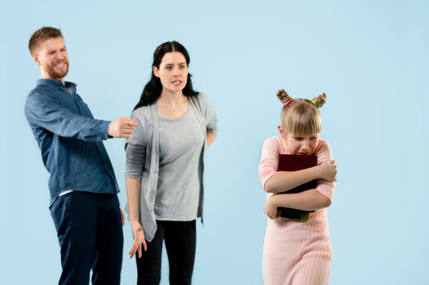 angry-parents-scolding-their-daughter-home.jpg родители