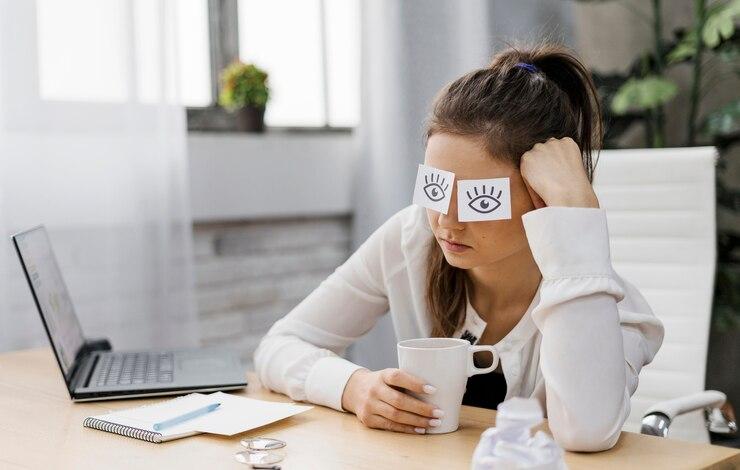 businesswoman-covering-her-eyes-with-drawn-eyes-paper_23-2148813193.jpg трудоголик