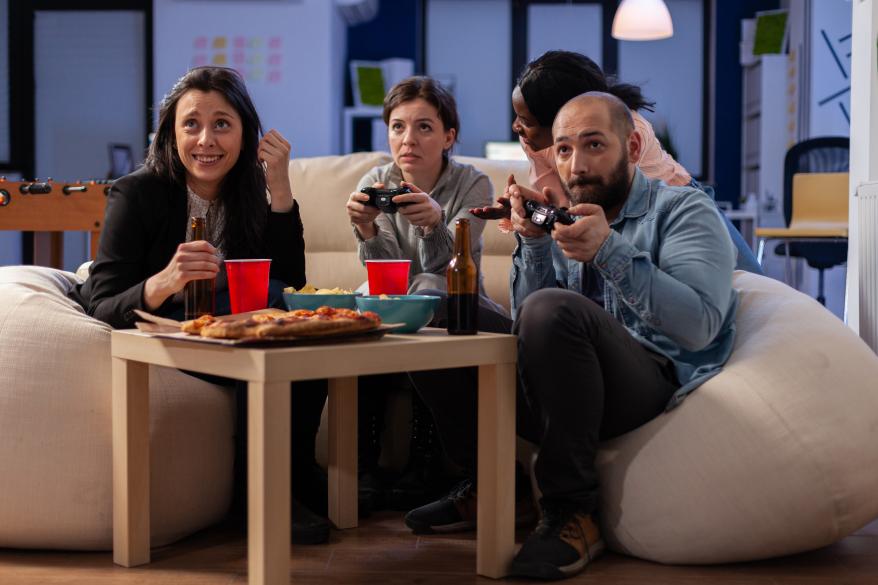 diverse-team-workers-playing-console-game-tv-office-after-work-using-joysticks.jpg игры
