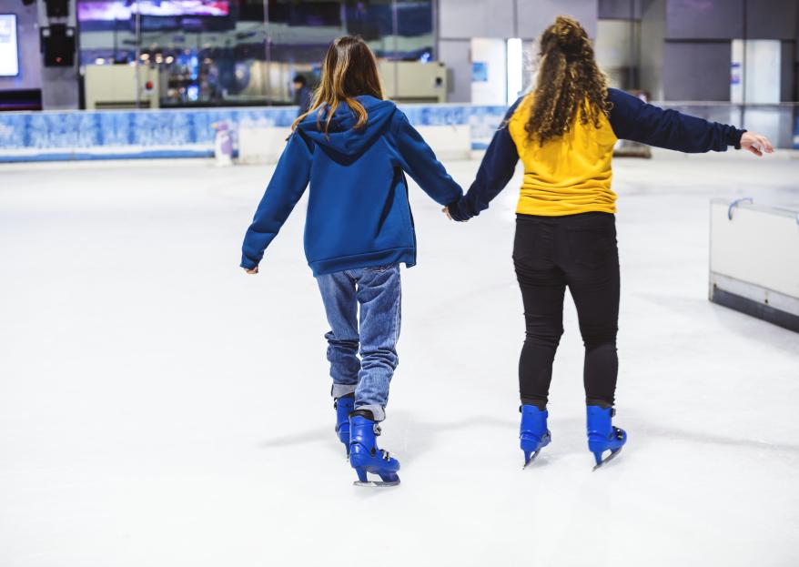 girl-friends-ice-skating-ice-rink-together.jpg крытый каток