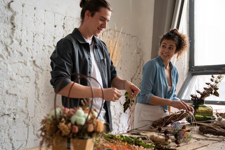 people-building-their-own-dried-arrangement_23-2149697706.jpg МК флористика