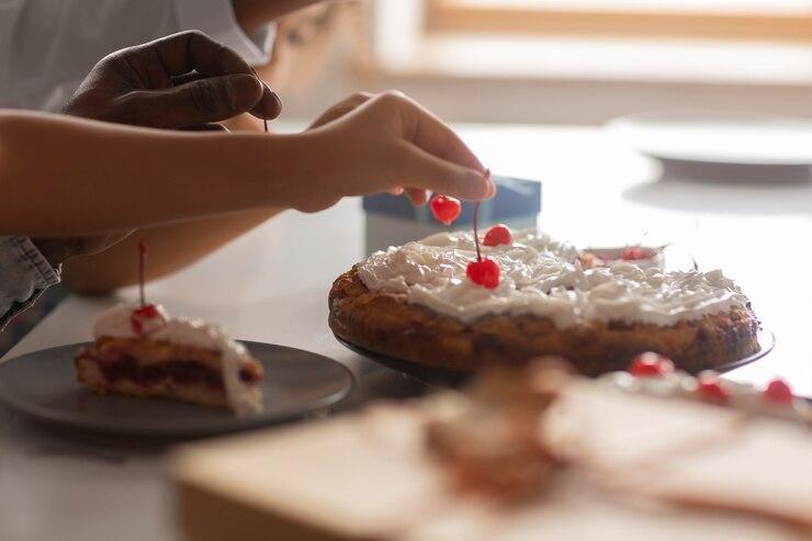 side-view-kid-decorating-cake_23-2150401924.jpg торт