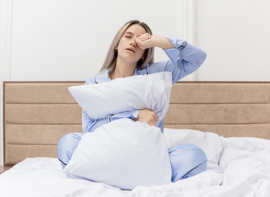 young-beautiful-woman-blue-pajamas-sitting-bed-with-pillow-waking-up-feeling-morning-fatigue-bedroom-interior.jpg режим сна