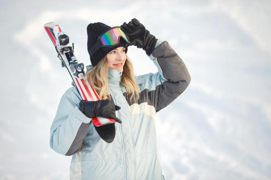 skier-mountain-slope-posing-against-background-snow-capped-mountains_1157-46065.jpg лыжник