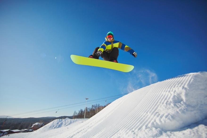 snowboarder-jumping-through-blue-sky_1098-3963.jpg сноуборд