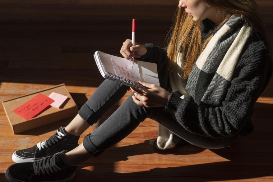 woman-writing-romantic-love-letter-someone.jpg итоги года