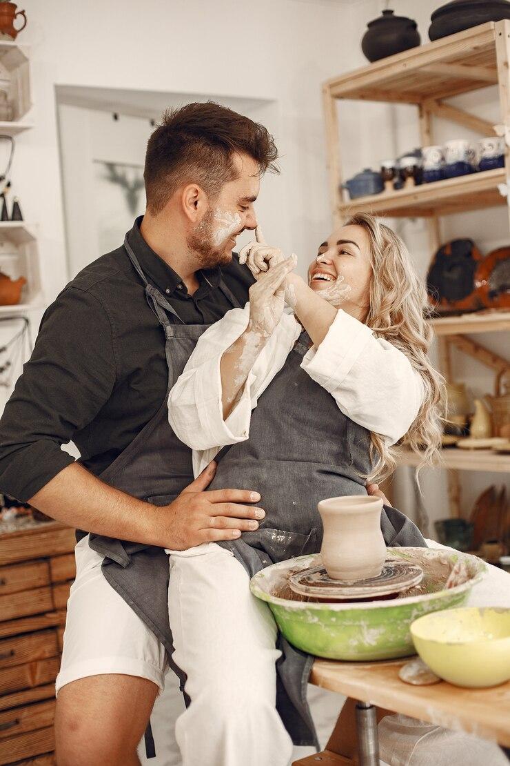 mutual-creative-work-young-beautiful-couple-casual-clothes-aprons-people-creating-bowl-pottery-wheel-clay-studio_1157-40128.jpg гончарка
