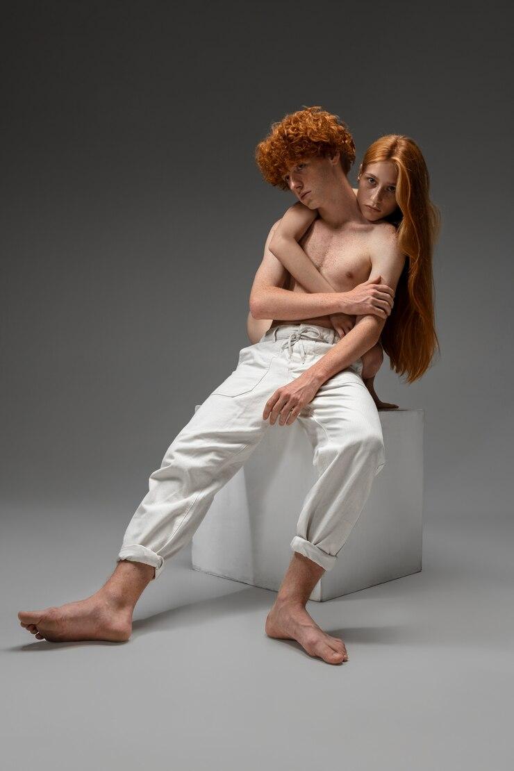 portrait-beautiful-redhead-couple-isolated-grey_155003-14025.jpg фото